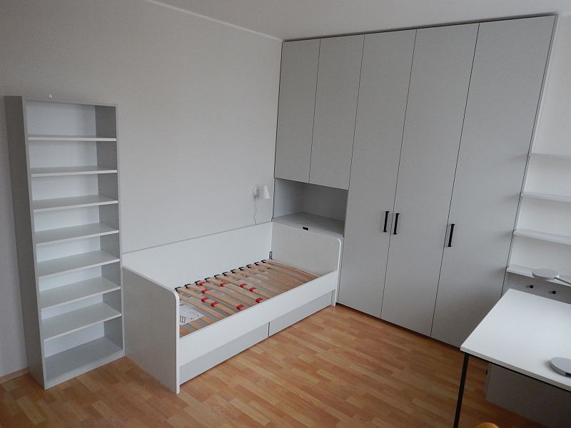 Postel a skříně