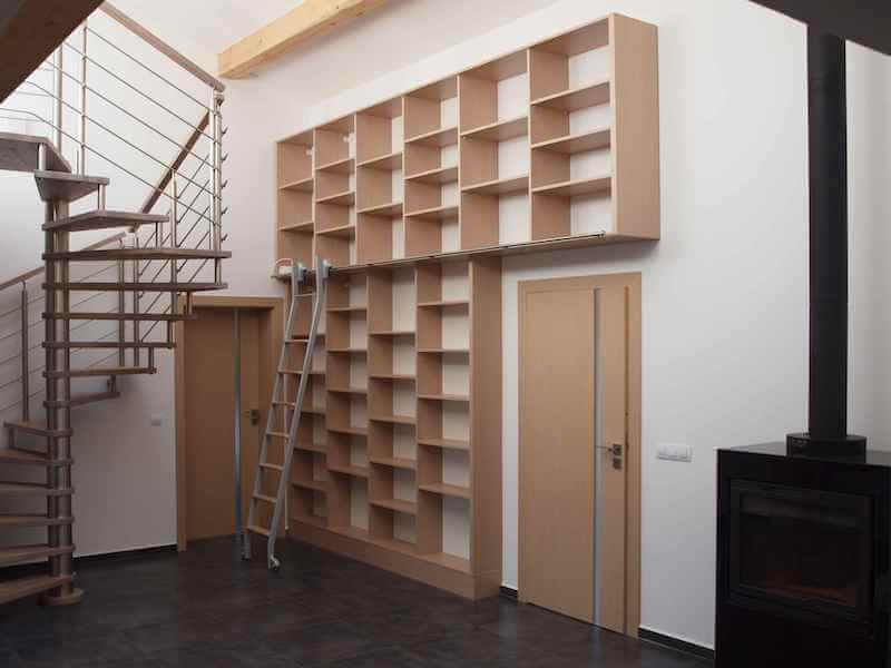 Regál s žebříkem